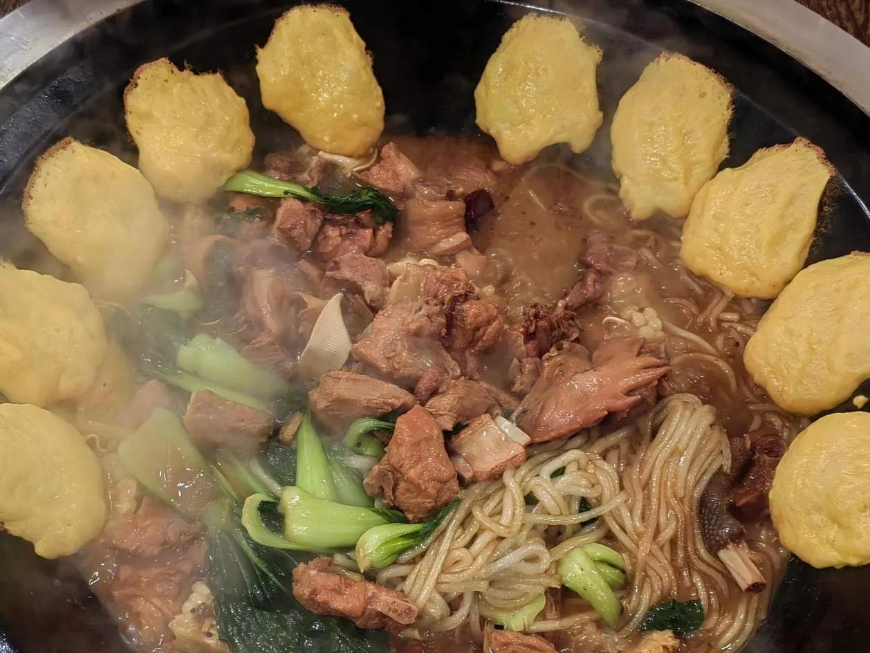 Pengurus Lelaki menawarkan makanan tambahan kepada Pelancongan