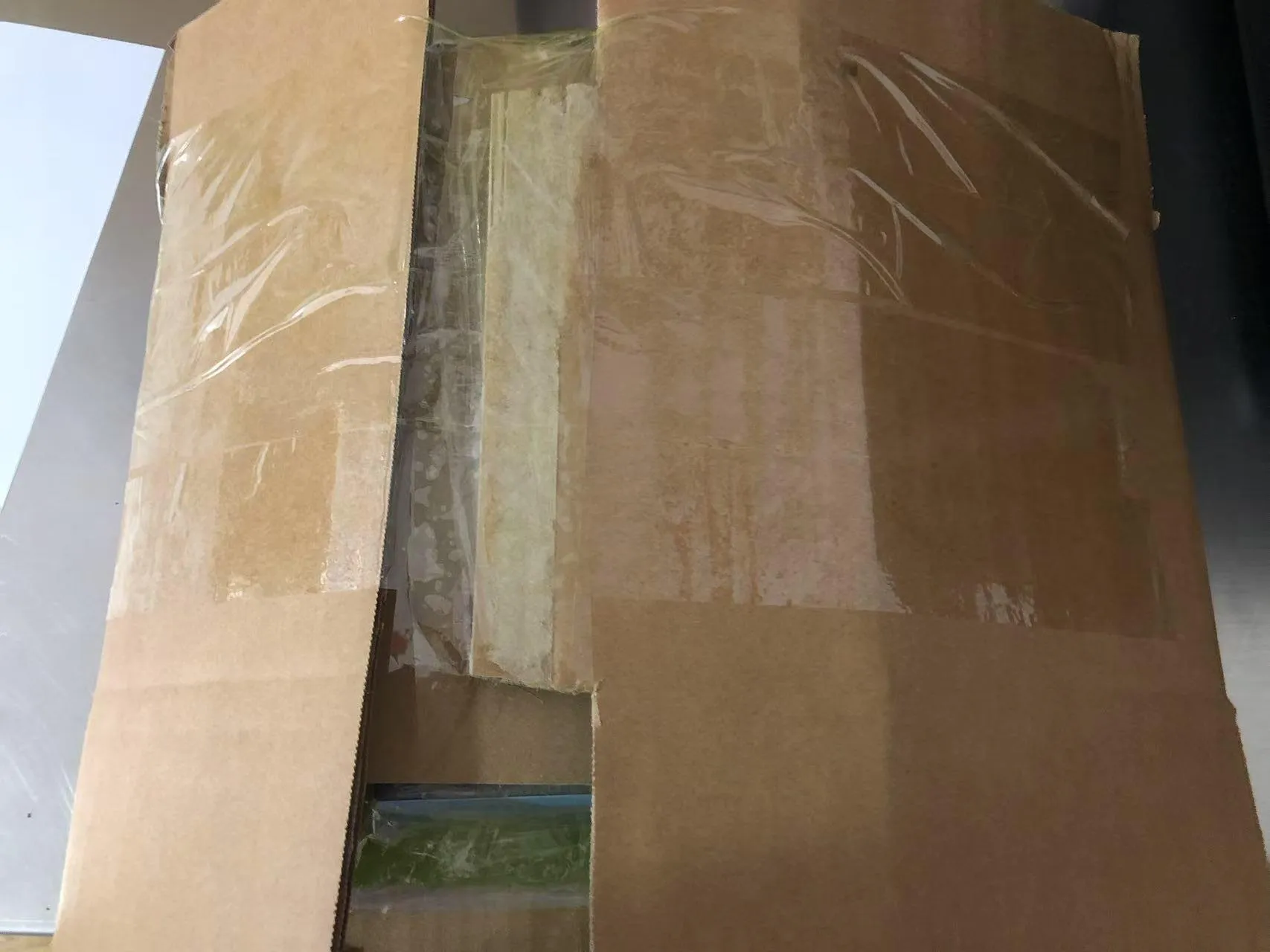 Kemajuan menghantar buku pelekat kanak -kanak mudah alih ke Uganda