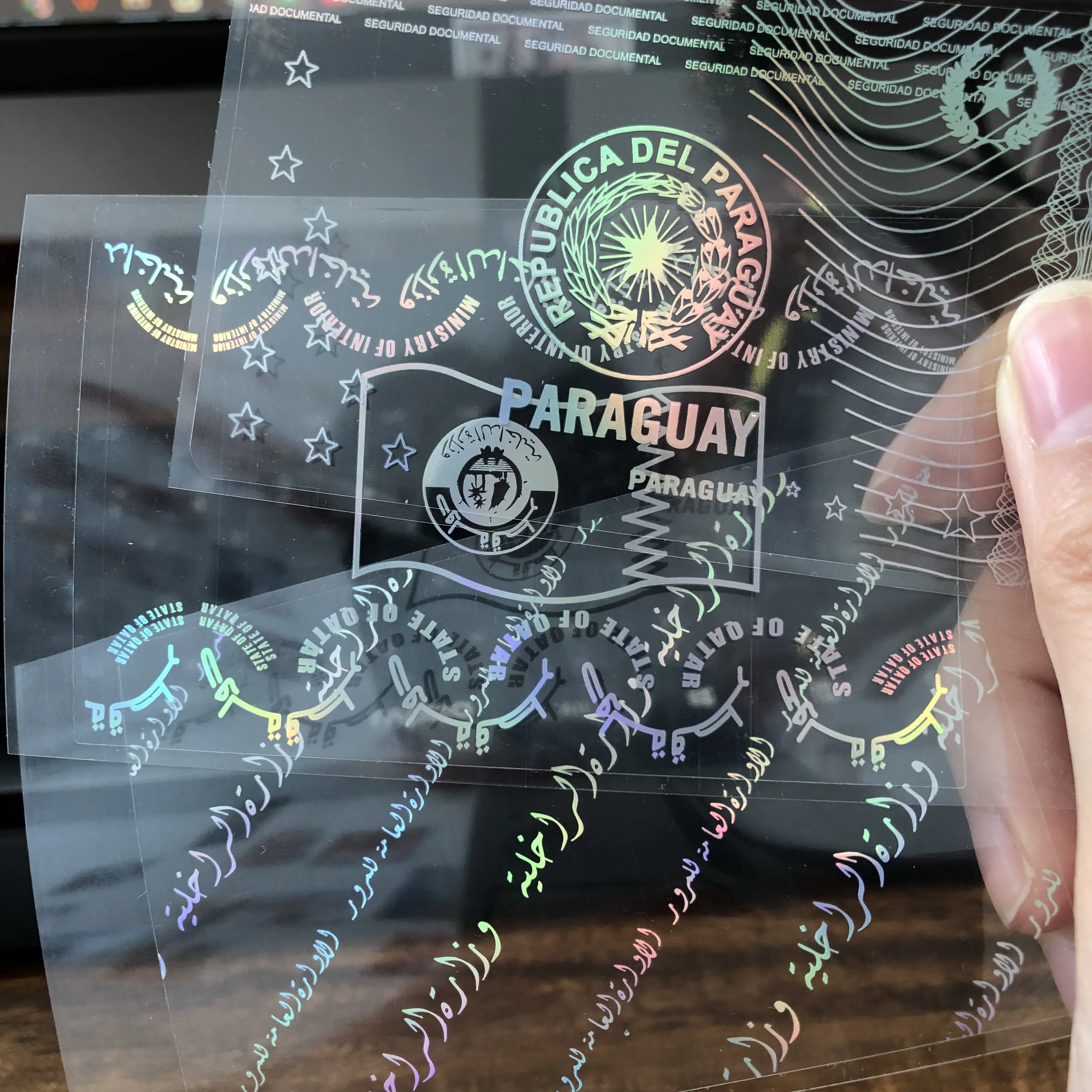 Mengapa memilih pelekat kad kredit holografik lutsinar?