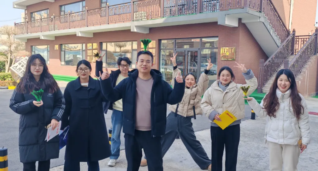 Rehat Makan Tengahari Pendek Mencergaskan Pejabat dengan Keseronokan Shuttlecock